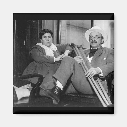 女性のアナキスト指導者と援助荷車を引く_Warイメージ マグネット (正面)