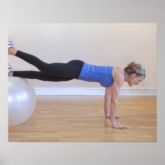 女性のエクササイズポーズ ポスター (正面)