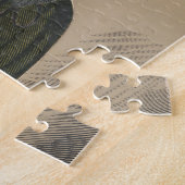 女性のエプロンに金ゴールドコインを注ぐ悪魔 ジグソーパズル (側面)