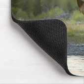 女性のエルクがカメラを見ながら立っている マウスパッド (コーナー)