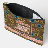 女性のエンパワーメントレトロ60sおよび70sフローラピンク アクセサリーポーチ (見開き)