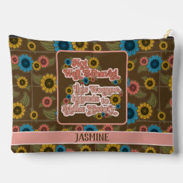 女性のエンパワーメントレトロ60sおよび70sフローラピンク アクセサリーポーチ