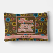 女性のエンパワーメントレトロ60sおよび70sフローラピンク アクセサリーポーチ (裏面)