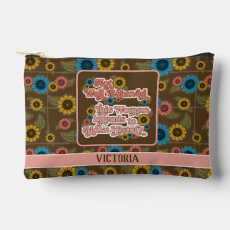 女性のエンパワーメントレトロ60sおよび70sフローラピンク アクセサリーポーチ