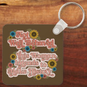 女性のエンパワーメントレトロ60sおよび70sフローラ キーホルダー (裏面)