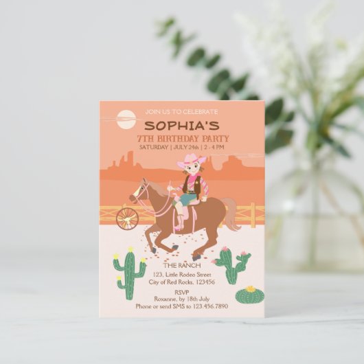 女性のカーボーイかわいらしと馬の誕生日パーティー インビテーションポストカード (スタンド正面)