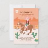 女性のカーボーイかわいらしと馬の誕生日パーティー サンキューカード (正面)