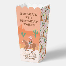 女性のカーボーイかわいらしと馬の誕生日パーティー