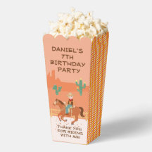 女性のカーボーイかわいらしと馬の誕生日パーティー