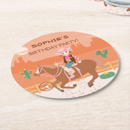女性のカーボーイかわいらしと馬の誕生日パーティー ラウンドペーパーコースター (アングル)