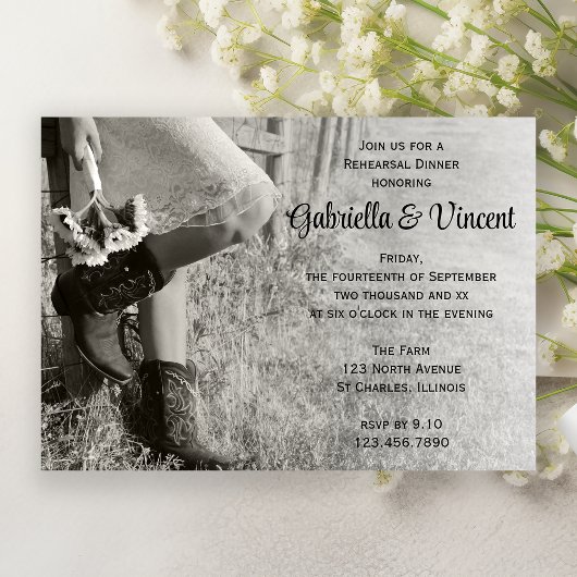女性のカーボーイとサンフラワーズカントリーリハーサルディナー 招待状