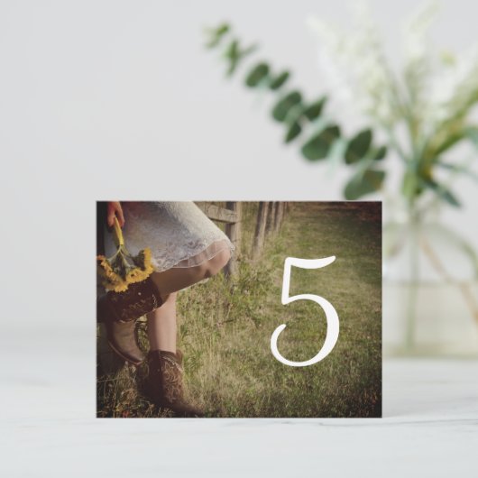 女性のカーボーイとヒマワリ結婚ウェスタンのテーブル番号 ポストカード (スタンド正面)