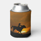 女性のカーボーイと馬が夕日に乗る 缶クーラー (缶正面)