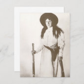 女性のカーボーイの写真ポートレートライフルを持つ， c1910 (正面/裏面)