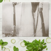 女性のカーボーイの写真ポートレートライフルを持つ， c1910 キッチンタオル (折り畳み)