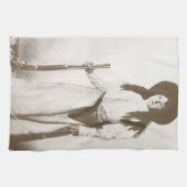 女性のカーボーイの写真ポートレートライフルを持つ， c1910 キッチンタオル (横)