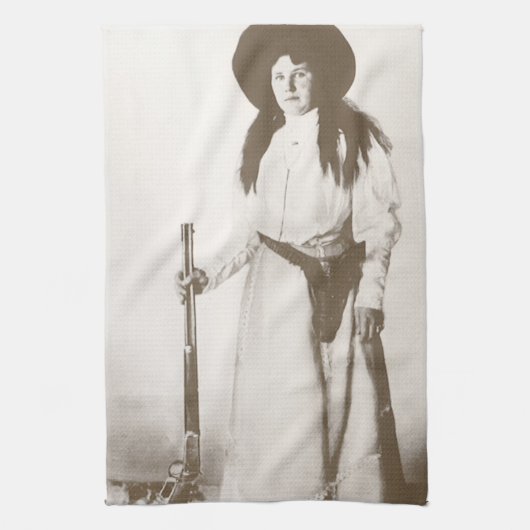 女性のカーボーイの写真ポートレートライフルを持つ， c1910 キッチンタオル (縦)