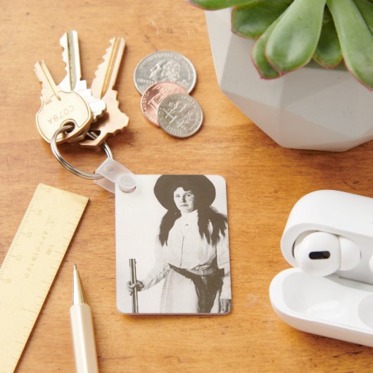 女性のカーボーイの写真ポートレートライフルを持つ， c1910 キーホルダー (デスク)