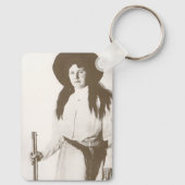 女性のカーボーイの写真ポートレートライフルを持つ， c1910 キーホルダー (裏面)