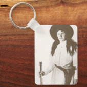 女性のカーボーイの写真ポートレートライフルを持つ， c1910 キーホルダー (正面)