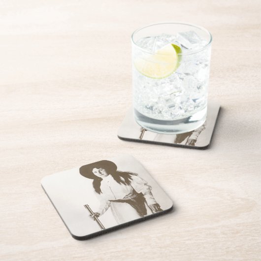 女性のカーボーイの写真ポートレートライフルを持つ， c1910 コースター (右側)