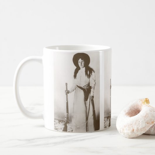 女性のカーボーイの写真ポートレートライフルを持つ, c1910 コーヒーマグカップ (ドーナツ)