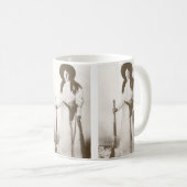 女性のカーボーイの写真ポートレートライフルを持つ， c1910 コーヒーマグカップ (正面右)