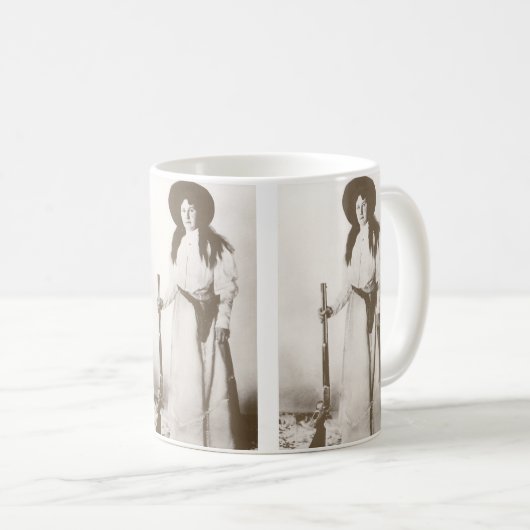 女性のカーボーイの写真ポートレートライフルを持つ， c1910 コーヒーマグカップ (正面右)