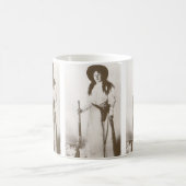 女性のカーボーイの写真ポートレートライフルを持つ, c1910 コーヒーマグカップ (中央)