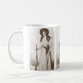 女性のカーボーイの写真ポートレートライフルを持つ, c1910 コーヒーマグカップ (左)