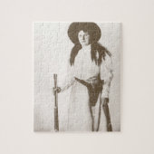 女性のカーボーイの写真ポートレートライフルを持つ， c1910 ジグソーパズル (縦)