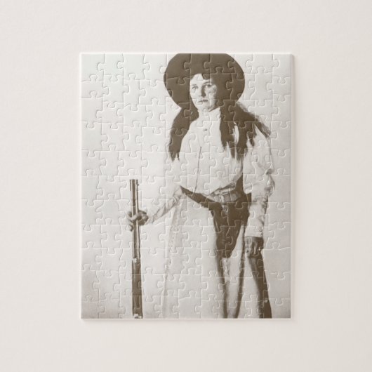 女性のカーボーイの写真ポートレートライフルを持つ， c1910 ジグソーパズル (縦)