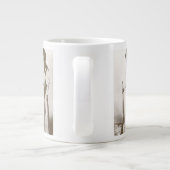 女性のカーボーイの写真ポートレートライフルを持つ， c1910 ジャンボコーヒーマグカップ (裏面)