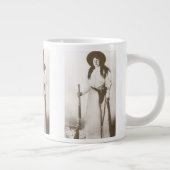 女性のカーボーイの写真ポートレートライフルを持つ， c1910 ジャンボコーヒーマグカップ (右)