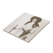 女性のカーボーイの写真ポートレートライフルを持つ， c1910 タイル (側面)