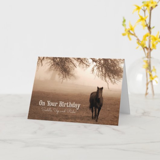 女性のカーボーイの誕生日-おもしろいな西部のテーマのため カード (黄色い花)