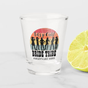 女性のカーボーイは女の子のヴィンテージ素朴な週末を行遠くにく ショットグラス