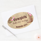 女性のカーボーイは素朴なピンク遠くにのフローラを取る 楕円形シール (封筒)