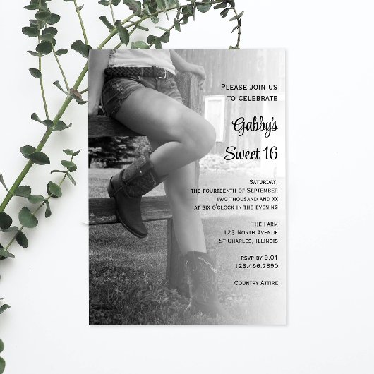 女性のカーボーイアンドフェンスバーンパーティースウィート16誕生日 招待状