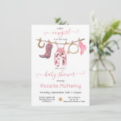 女性のカーボーイウエスタンベビーガールクロースレインベビーシャワー 招待状 (スタンド正面)