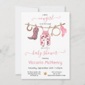 女性のカーボーイウエスタンベビーガールクロースレインベビーシャワー 招待状 (正面)