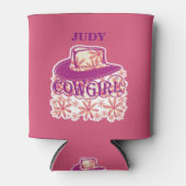 女性のカーボーイカウボーイハットフラワーピンク/名前ジュディ 缶クーラー (正面)