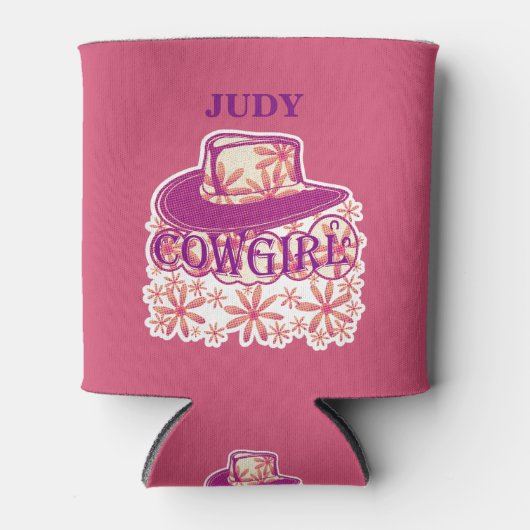 女性のカーボーイカウボーイハットフラワーピンク/名前ジュディ 缶クーラー (正面)