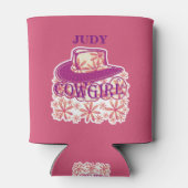 女性のカーボーイカウボーイハットフラワーピンク/名前ジュディ 缶クーラー (裏面)