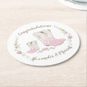 女性のカーボーイカントリーウェスタンテーマピンクベビーシャワー ラウンドペーパーコースター (アングル)