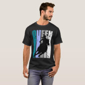 女性のカーボーイクイーンロードウーマンバレルレーサー誕生日リ Tシャツ (正面フル)