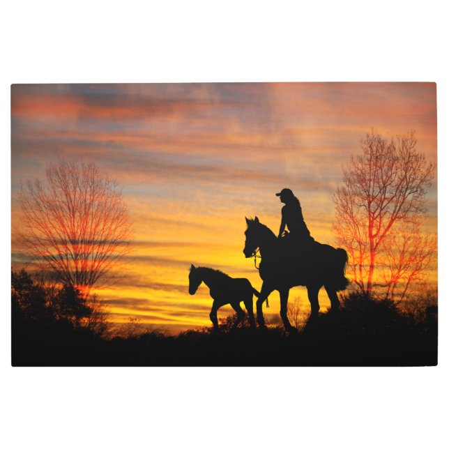 女性のカーボーイサンセットライドメタルウォールアート メタルプリント (正面)
