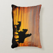 女性のカーボーイサンセット乗馬アクセントピロー アクセントクッション (正面(垂直))