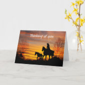 女性のカーボーイサンセット乗馬グリーティングカード カード (黄色い花)