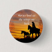 女性のカーボーイサンセット乗馬ピンボタン 缶バッジ (正面)